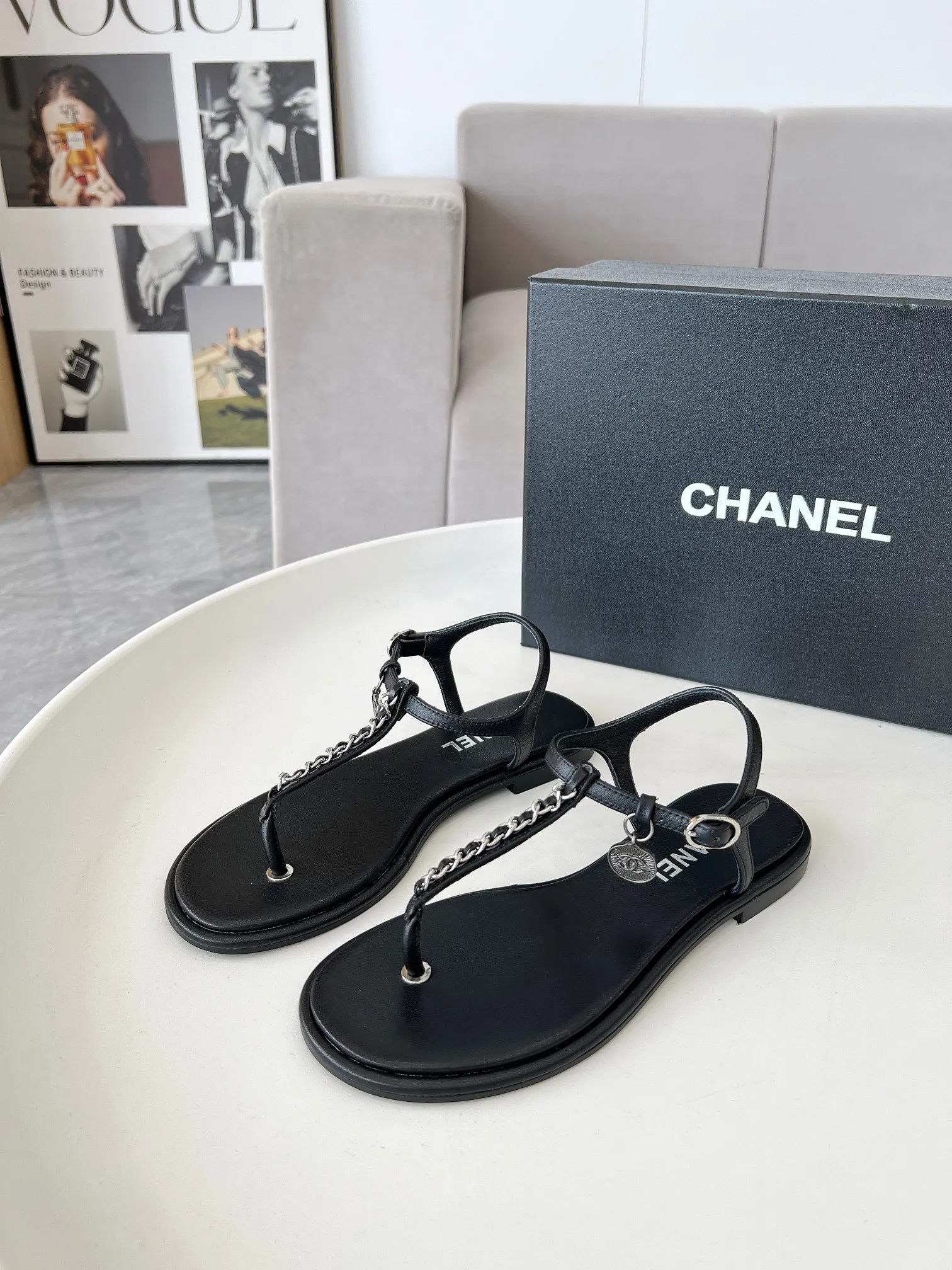 👟👟Ex-factory price 400👟👟 Genuine leather sole +40 CHANEL2025 Xiaoxiang new classic flip-up sandals👡 👄Original 1:1 molded logo🧡Exudes lasting charm Xiaoxiang sandals👡Vivid intellectual elegance👥Brings out the unique beauty of women👩‍🦰 Fabric: Sheepskin Lining: Imported sheepskin , Outsole: Rubber outsole (leather outsole) Color: black/apricot/white, code number: 35-40 (41-41 customized, non-refundable and non-exchangeable)